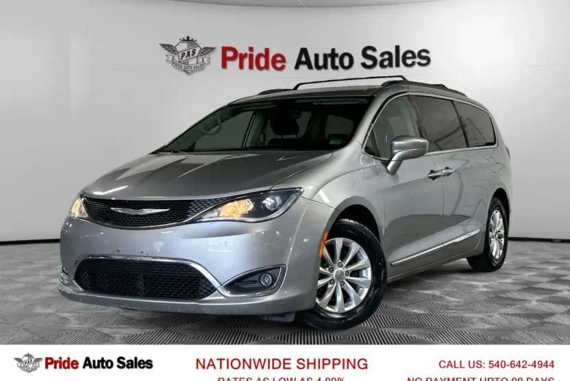 2017 Chrysler Pacifica Touring L photo 1
