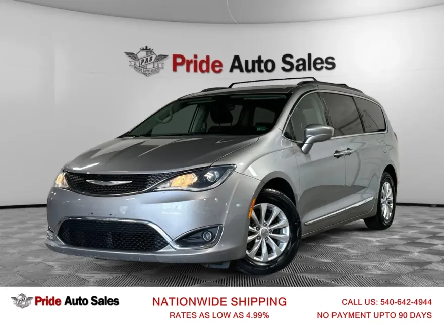 2017 Chrysler Pacifica Touring L photo 1