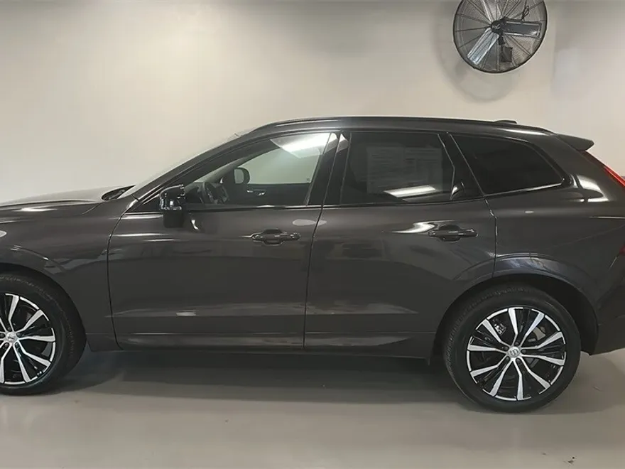 2025 Volvo XC60 B5 Plus photo 1