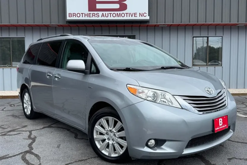 2017 Toyota Sienna XLE Premium photo 1