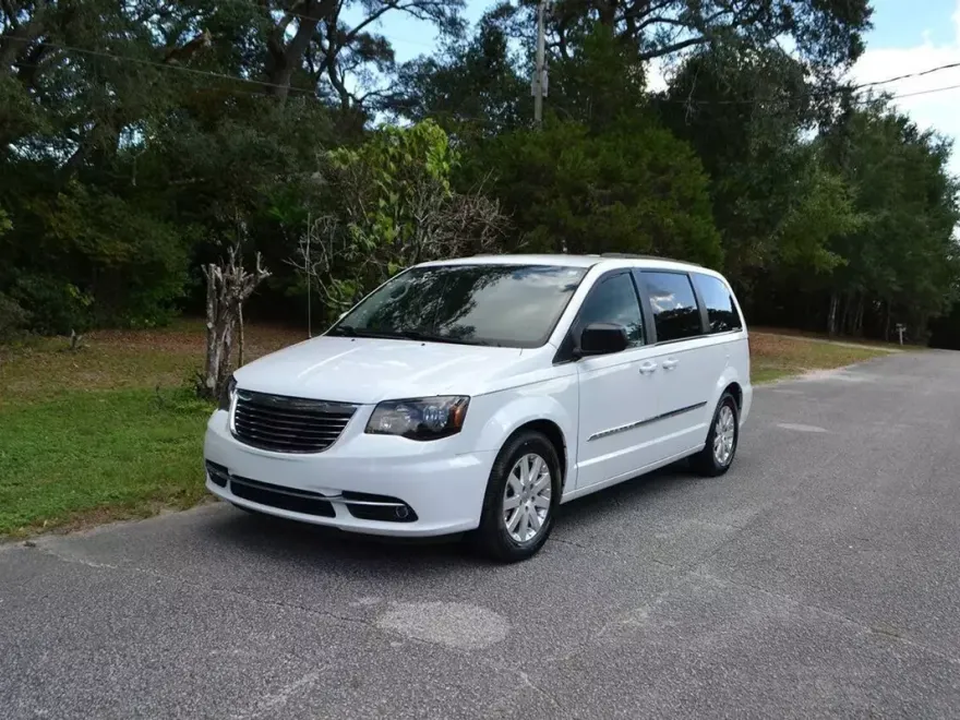2014 Chrysler Town & Country Touring photo 1