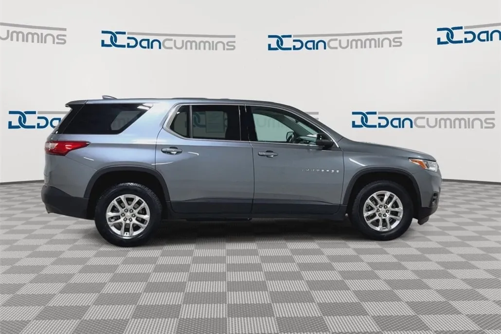 2021 Chevrolet Traverse LS photo 1
