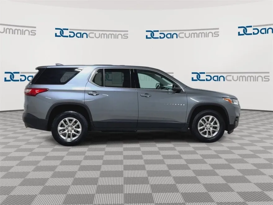 2021 Chevrolet Traverse LS photo 1