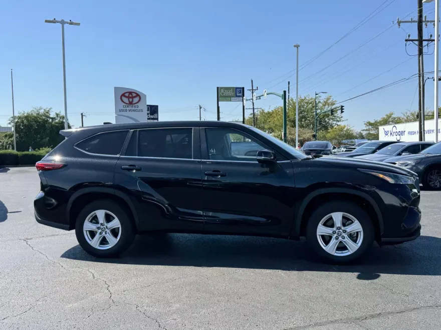 2023 Toyota Highlander Hybrid LE photo 1