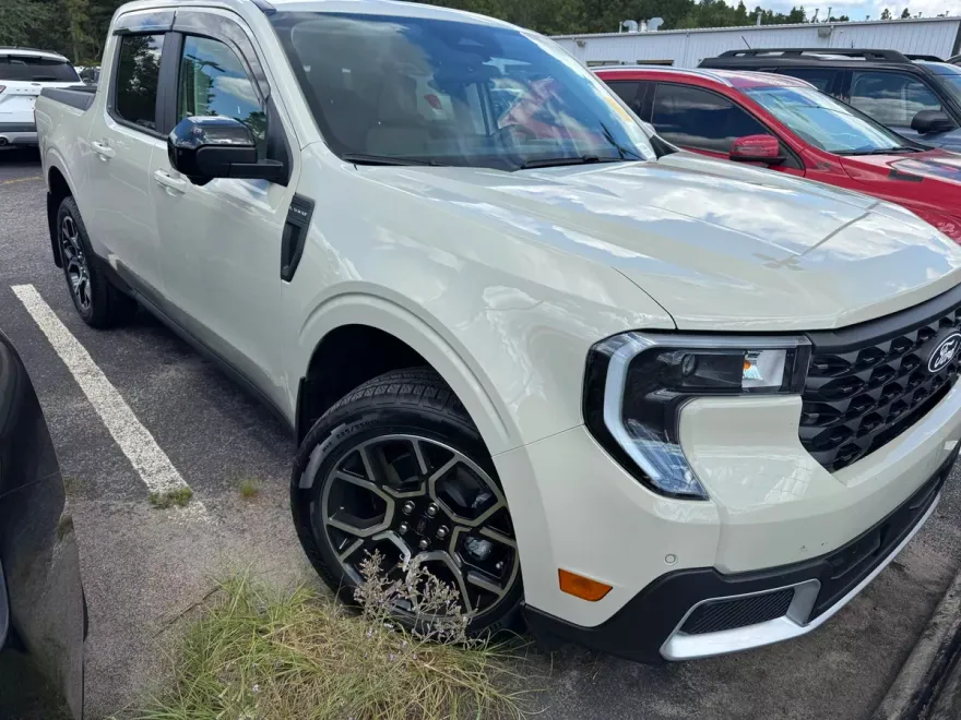 2025 Ford Maverick Lariat photo 1