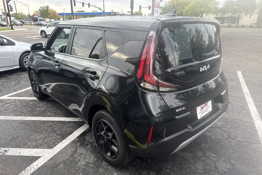 2023 Kia Soul LX photo 1