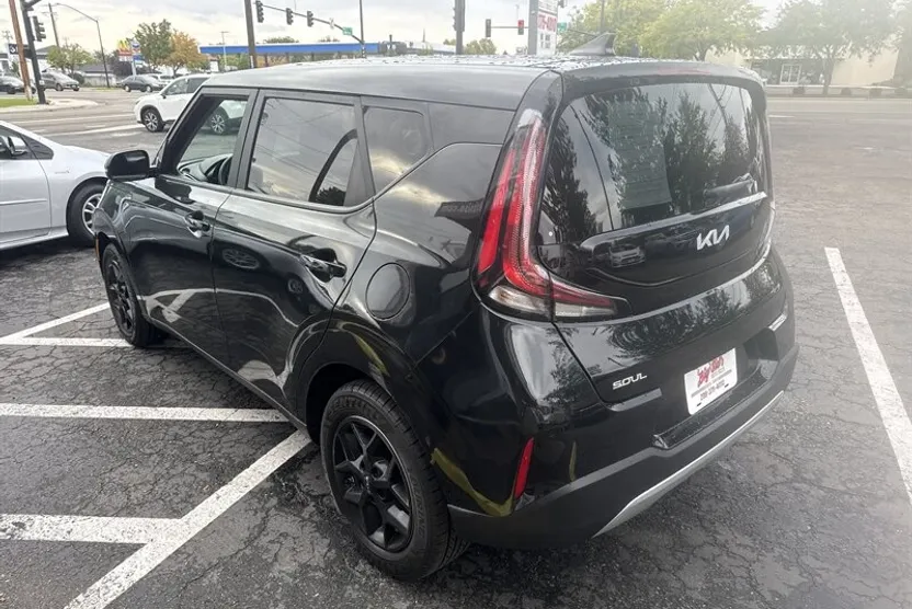 2023 Kia Soul LX photo 1