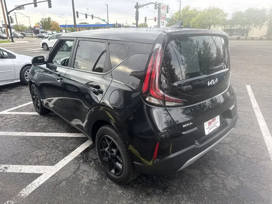2023 Kia Soul LX photo 1