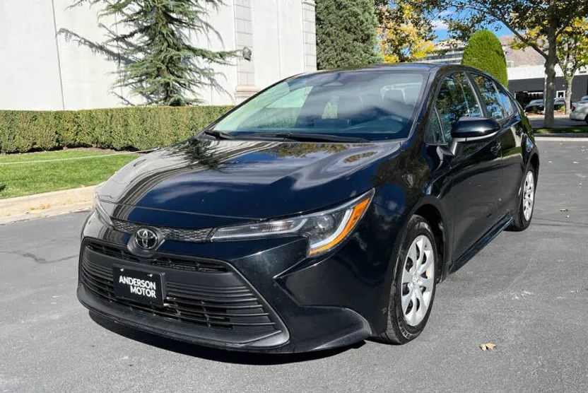 2024 Toyota Corolla LE photo 1
