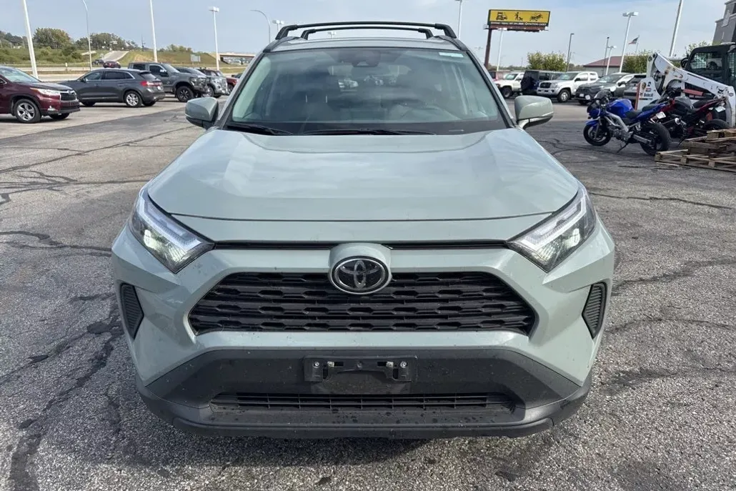 2022 Toyota RAV4 XLE photo 1
