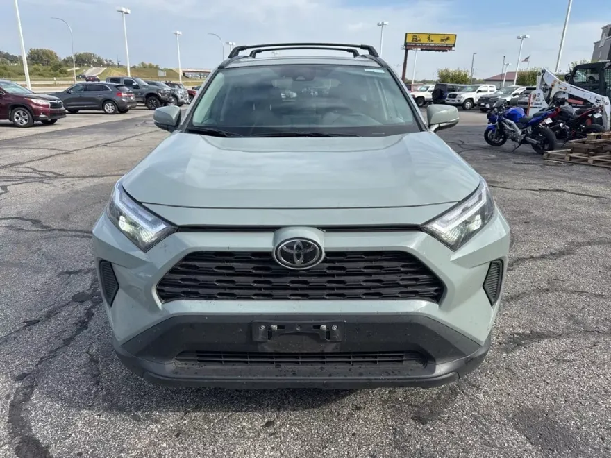 2022 Toyota RAV4 XLE photo 1