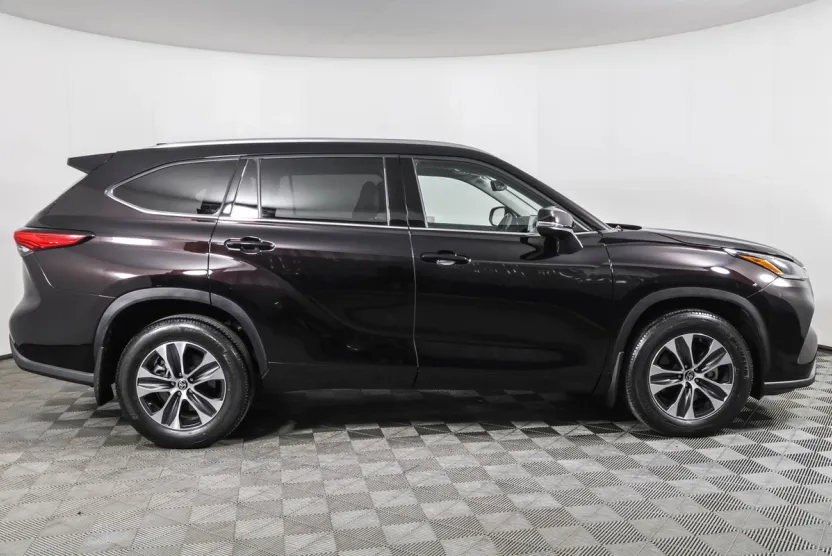 2021 Toyota Highlander XLE photo 1