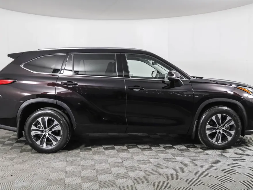 2021 Toyota Highlander XLE photo 1