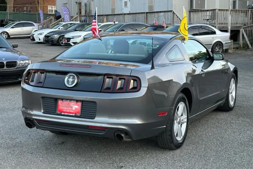 2013 Ford Mustang V6 photo 1