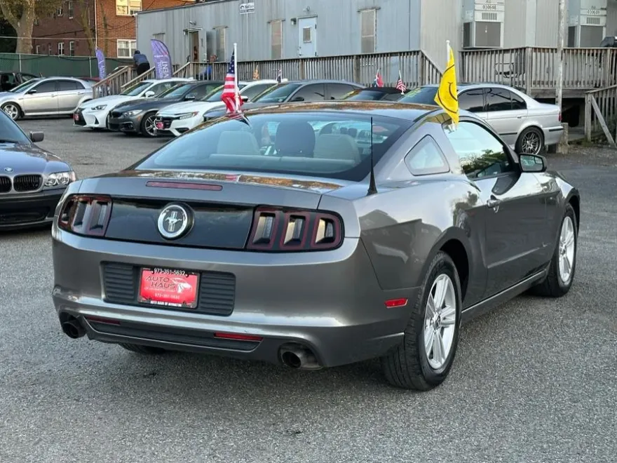 2013 Ford Mustang V6 photo 1