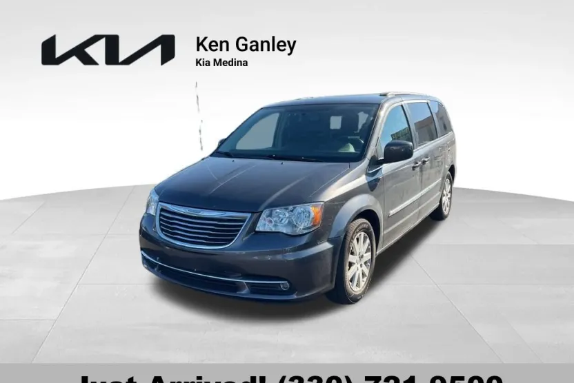 2016 Chrysler Town & Country Touring photo 1