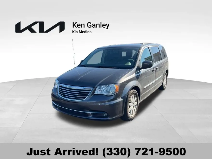 2016 Chrysler Town & Country Touring photo 1
