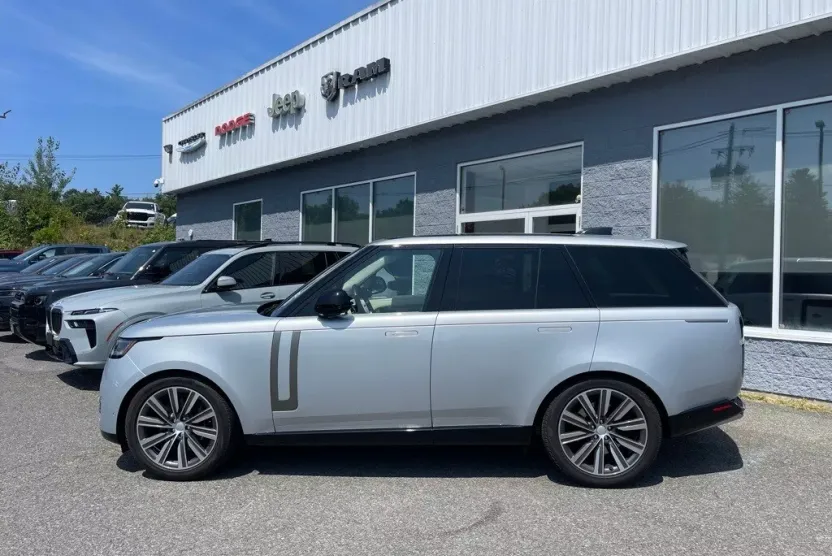 2023 Land Rover Range Rover SE photo 1