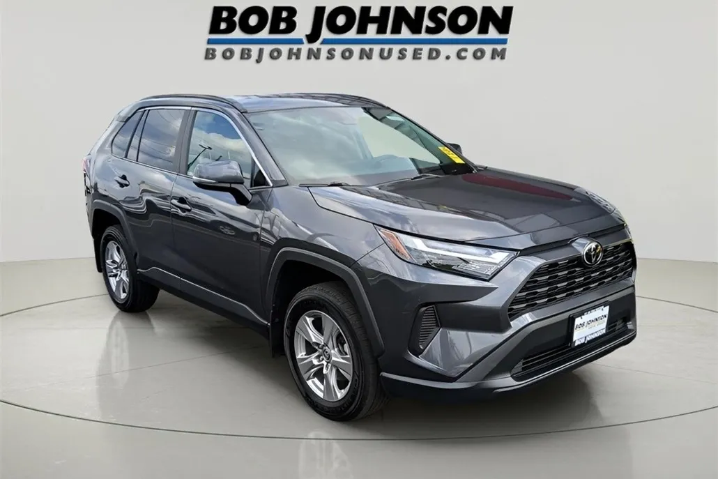 2023 Toyota RAV4 XLE photo 1