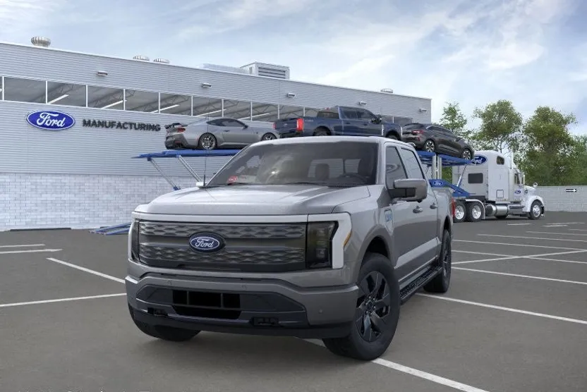 2025 Ford F-150 Lightning Lariat photo 1