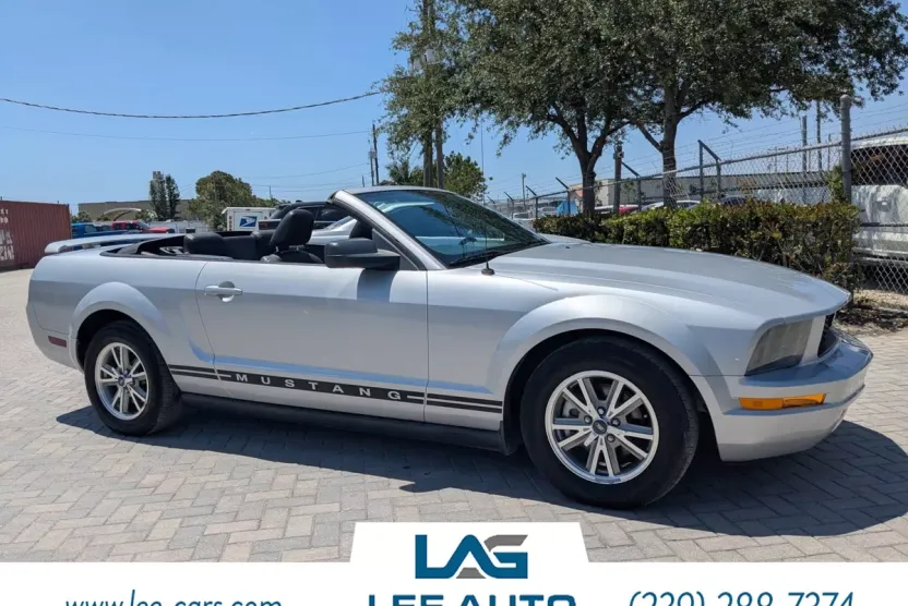 2005 Ford Mustang Deluxe Convertible photo 1