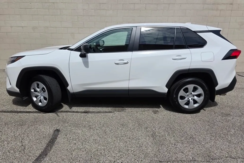 2024 Toyota RAV4 LE photo 1