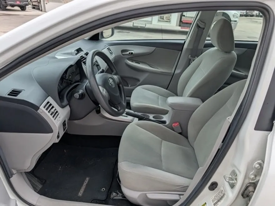 2013 Toyota Corolla LE photo 2