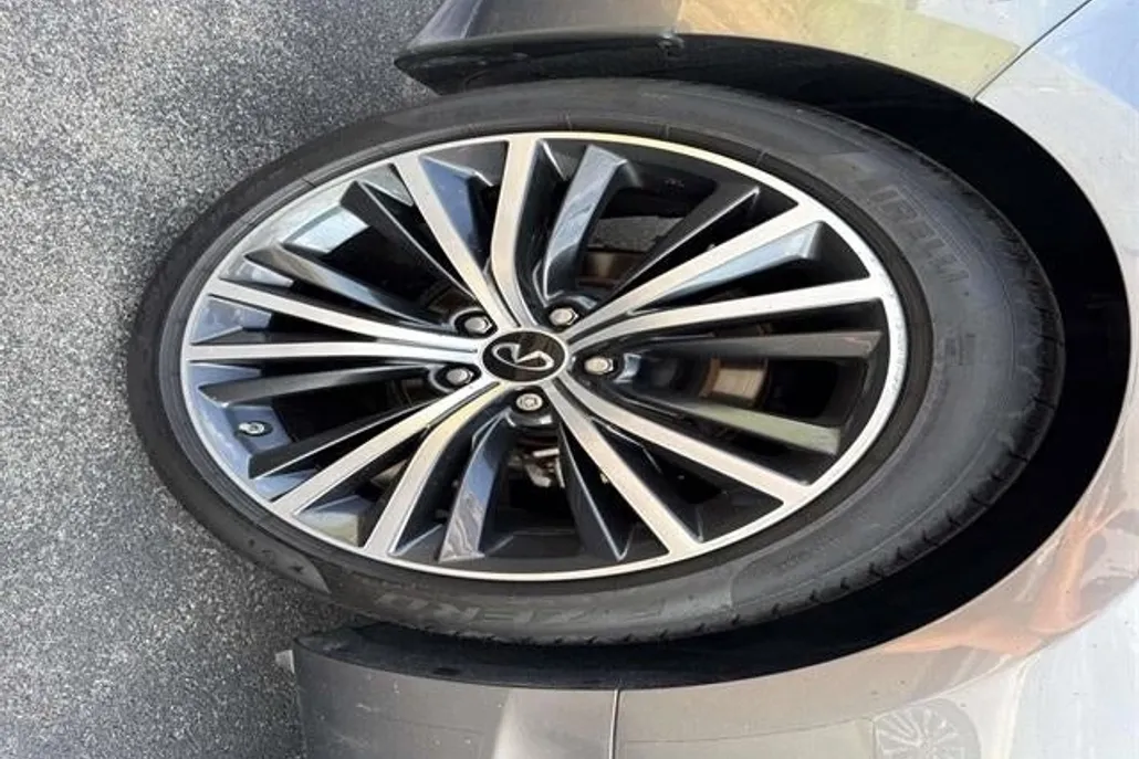 2022 Infiniti Q60 Luxe photo 1