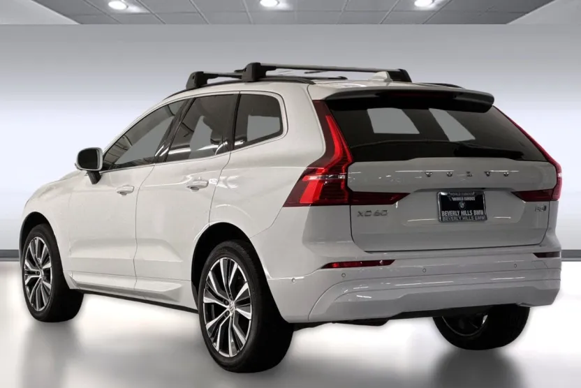 2022 Volvo XC60 Momentum photo 1
