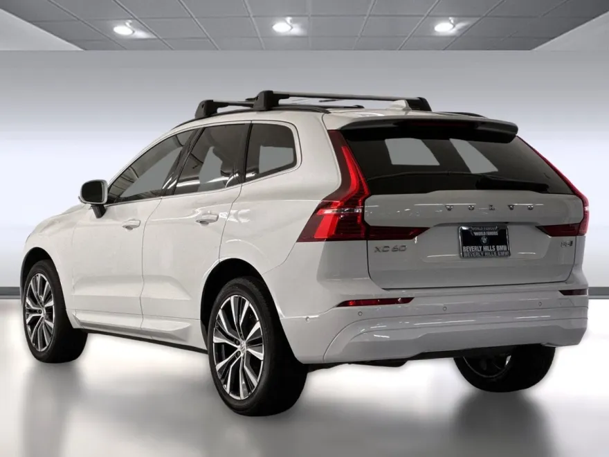 2022 Volvo XC60 Momentum photo 1