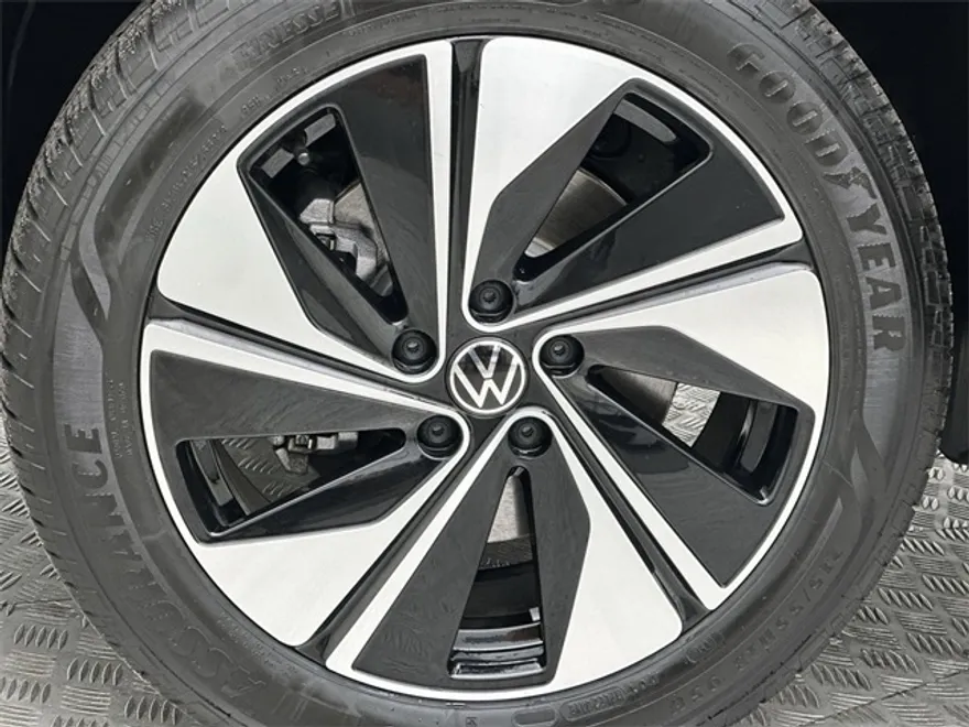 2025 Volkswagen Taos SE photo 1