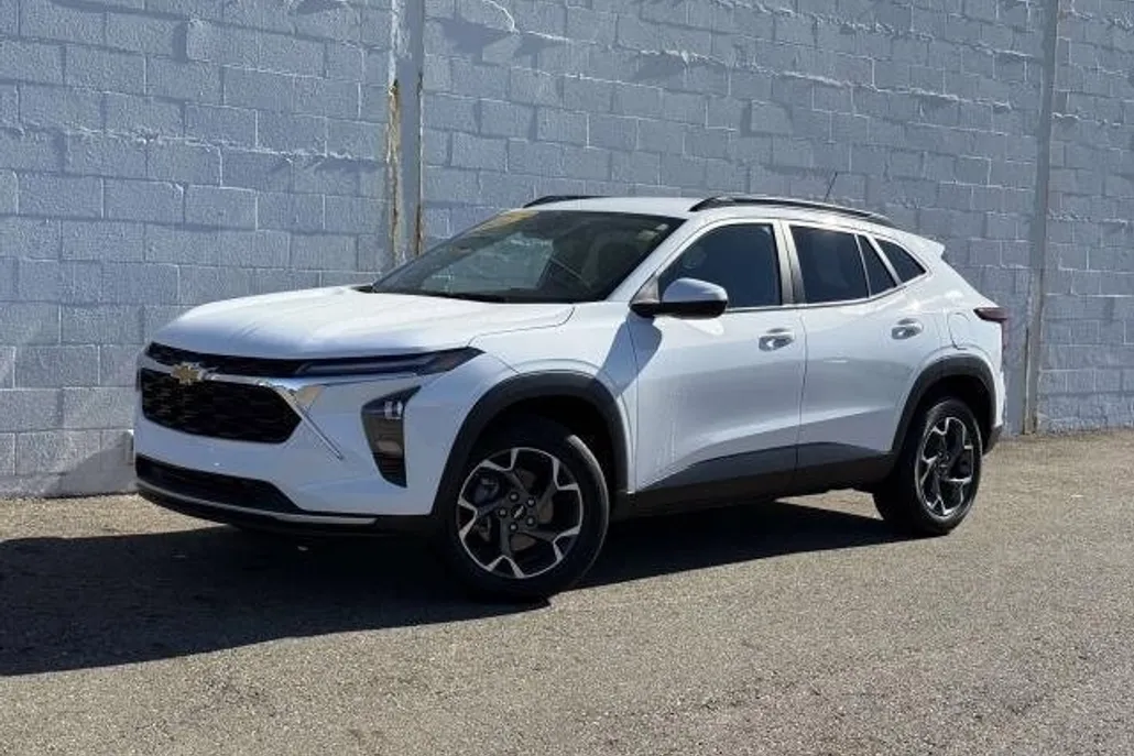 2024 Chevrolet Trax LT photo 1