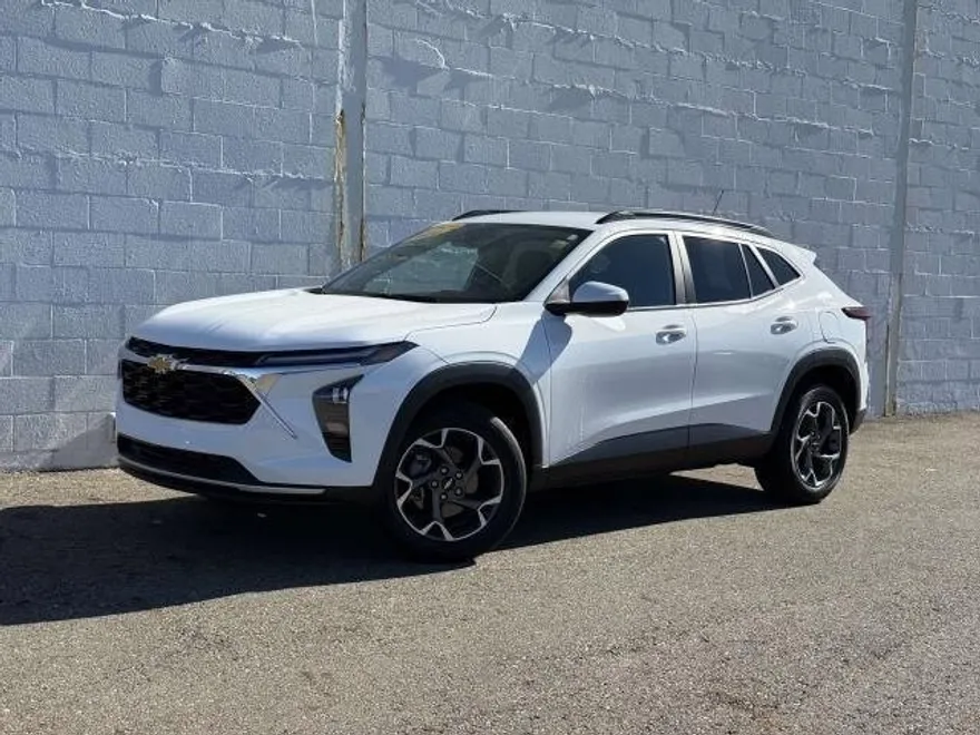 2024 Chevrolet Trax LT photo 1