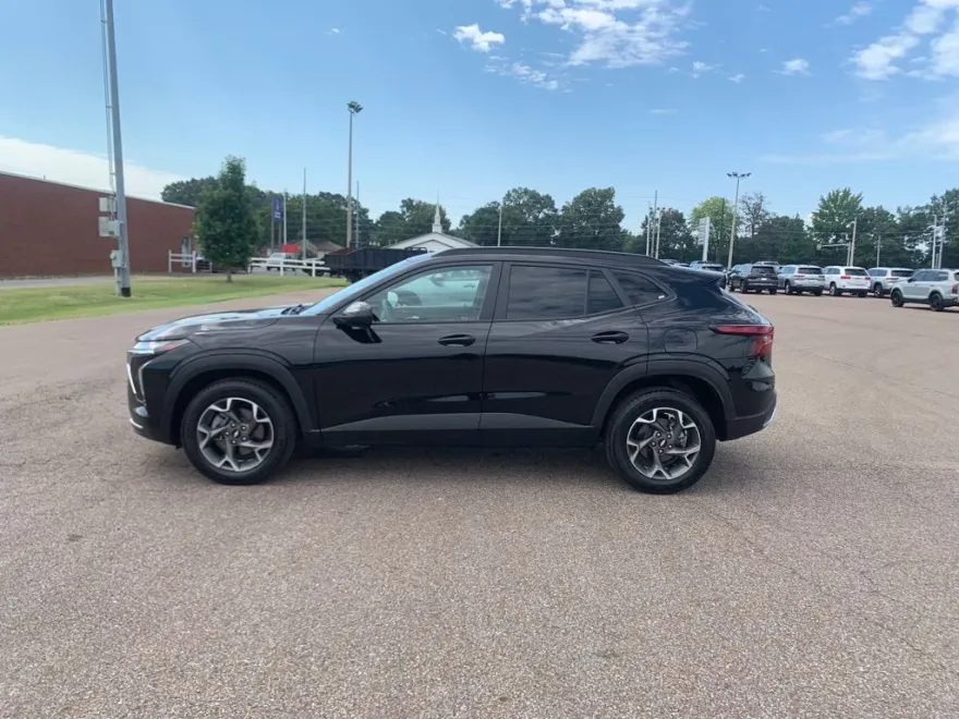 2024 Chevrolet Trax LT photo 1