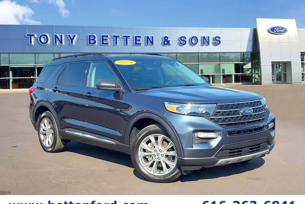 2023 Ford Explorer XLT photo 1