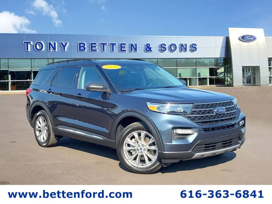2023 Ford Explorer XLT photo 1