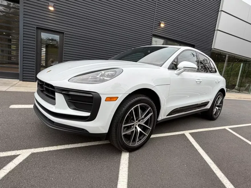 2025 Porsche Macan Base photo 1