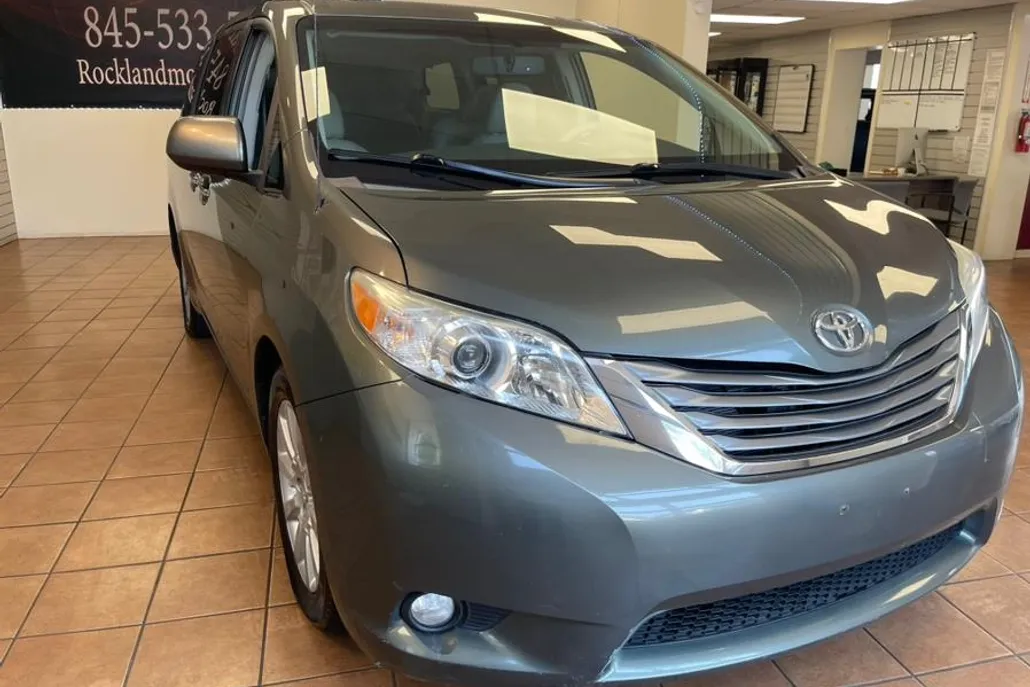 2013 Toyota Sienna XLE photo 1