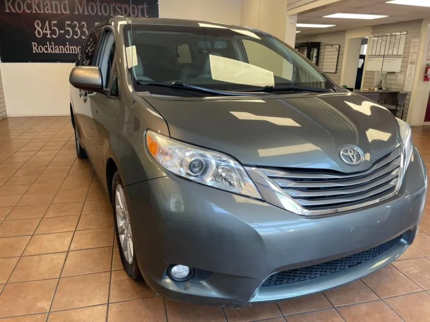2013 Toyota Sienna XLE photo 1
