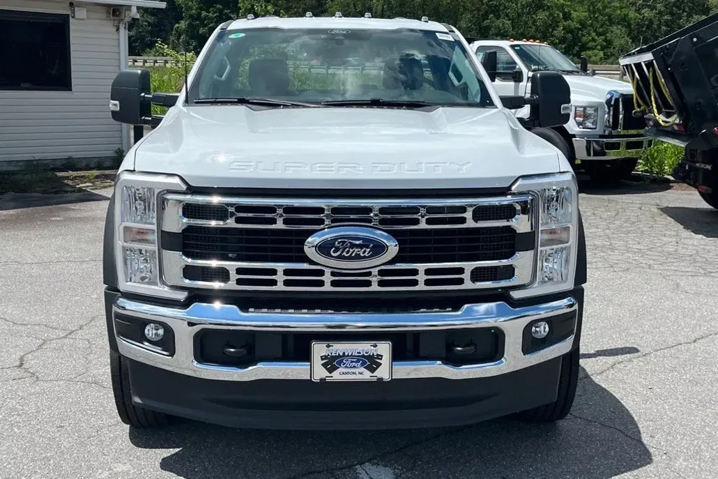 2025 Ford F-600 photo 1