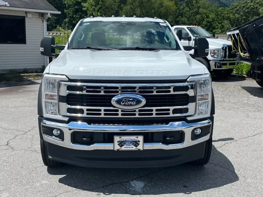 2025 Ford F-600 photo 1