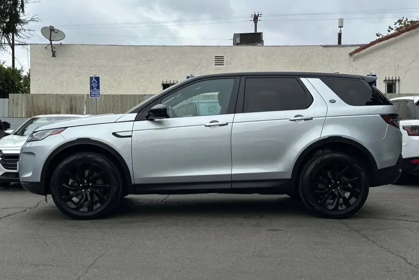 2023 Land Rover Discovery Sport SE photo 1