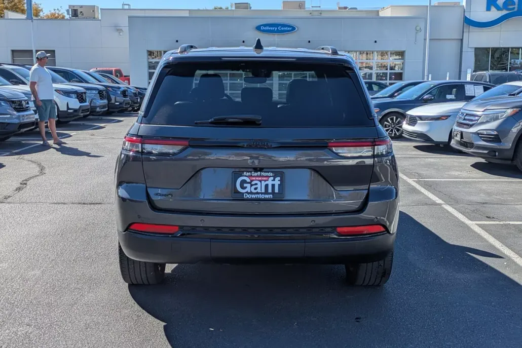 2023 Jeep Grand Cherokee Altitude photo 1