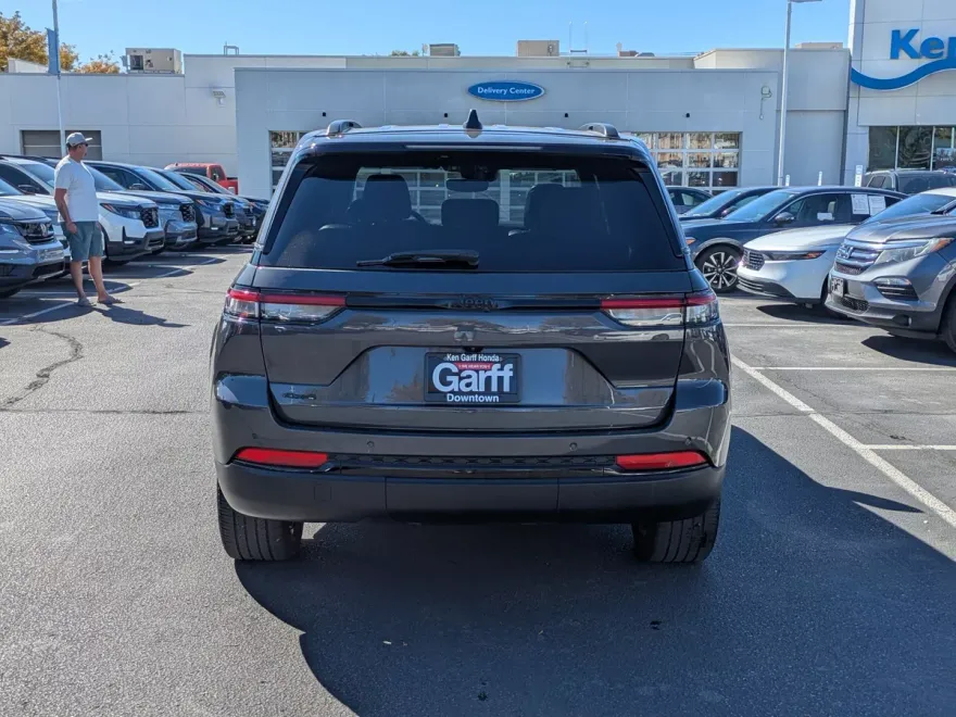 2023 Jeep Grand Cherokee Altitude photo 1