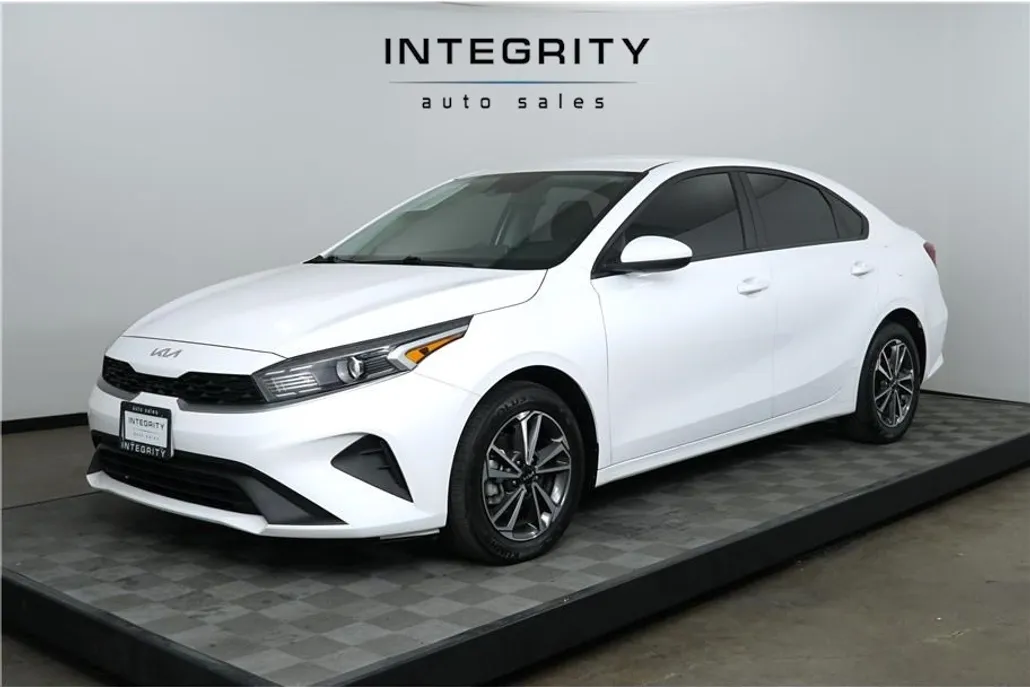 2023 Kia Forte LXS photo 1