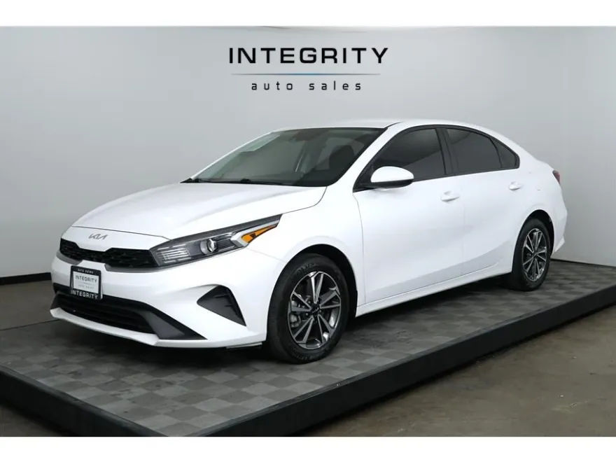 2023 Kia Forte LXS photo 1