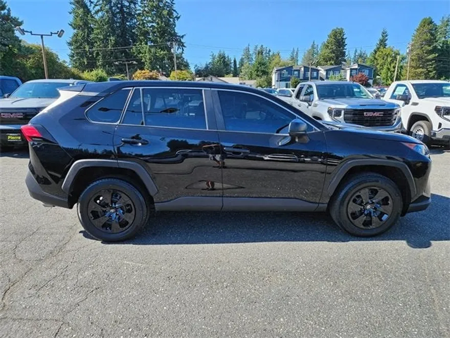 2022 Toyota RAV4 LE photo 1