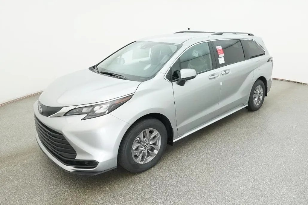 2025 Toyota Sienna LE photo 1