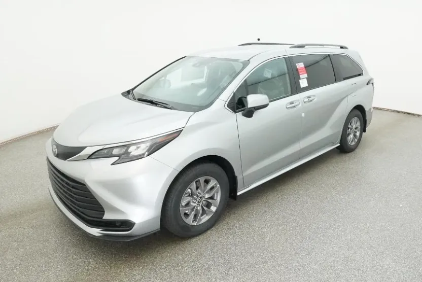 2025 Toyota Sienna LE photo 1