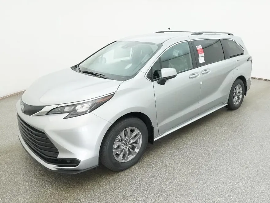 2025 Toyota Sienna LE photo 1